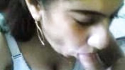 عاشق فیلم شهوانی انال اما او خلاص می شود از لباس های بسیار گاه به گاه صورت به طور طبیعی